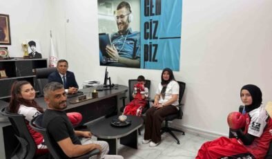 Başarılı sporculardan Beylikova Gençlik ve Spor İlçe Müdürü Gülmez’e ziyaret