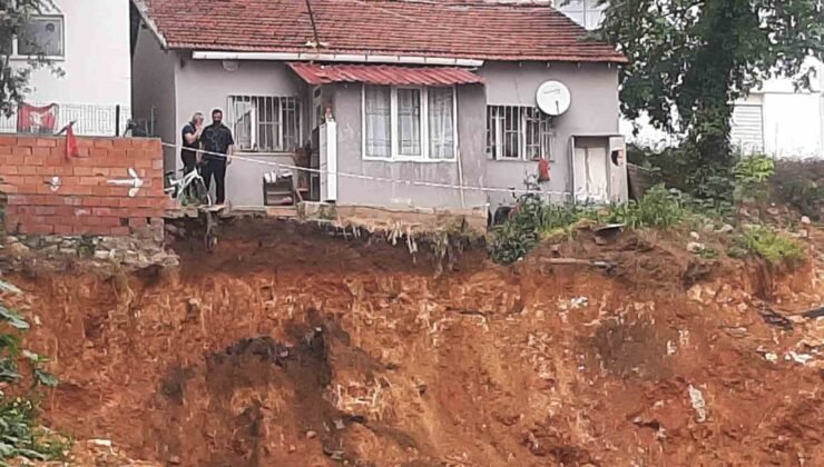 Bilecik’te bir ev toprak kayması ihtimaline karşı tahliye edildi
