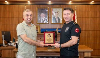 Bilecik’te emekli olan polis memuru Taner’e plaket takdim edildi