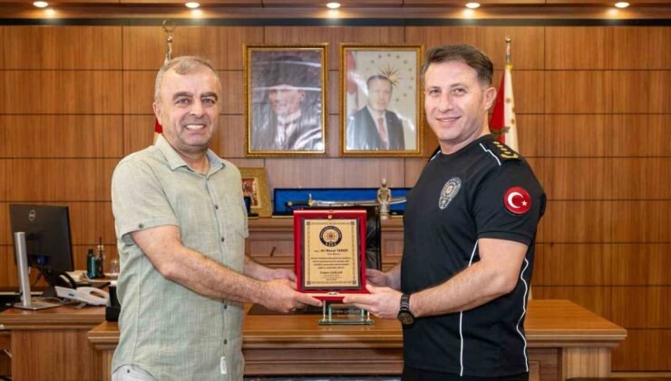 Bilecik’te emekli olan polis memuru Taner’e plaket takdim edildi