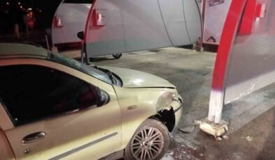 Bilecik’te otomobil sürücüsü akaryakıt istasyonunun yıkama alanına çarptı: 4 yaralı