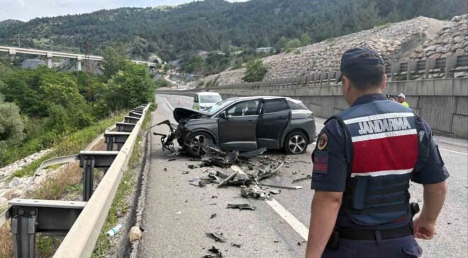 Bilecik’te otomobil tıra arkadan çarptı: 2 yaralı