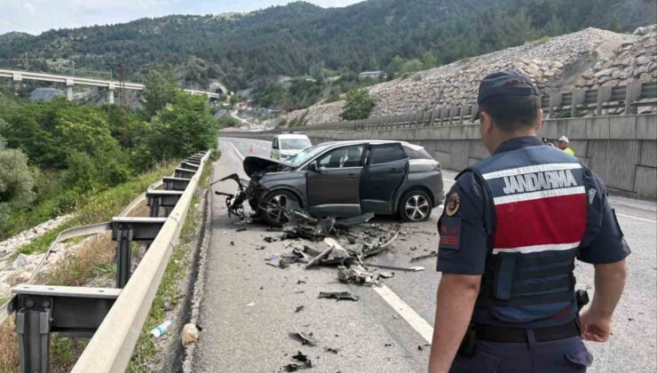 Bilecik’te otomobil tıra arkadan çarptı: 2 yaralı