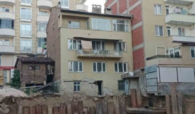 Bilecik’te temel kazısı yapılan sokağın yanındaki 3 katlı bina tahliye edildi