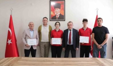 Bilecik’te Türkiye derecesi elde eden öğrencilere ödül verildi