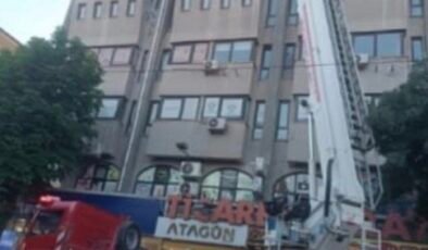 Binanın dış cephesindeki beton parçalar yayaların arasına düştü