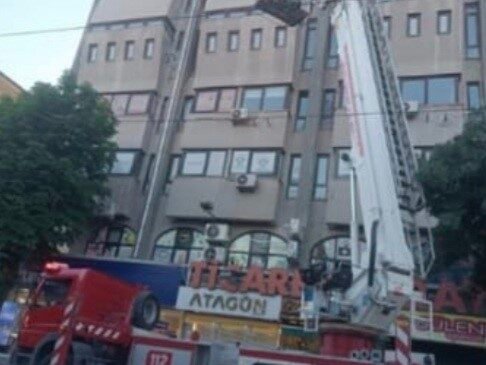Binanın dış cephesindeki beton parçalar yayaların arasına düştü