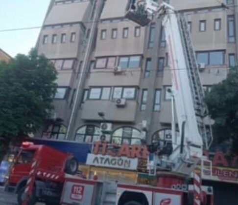Binanın dış cephesindeki beton parçalar yayaların arasına düştü
