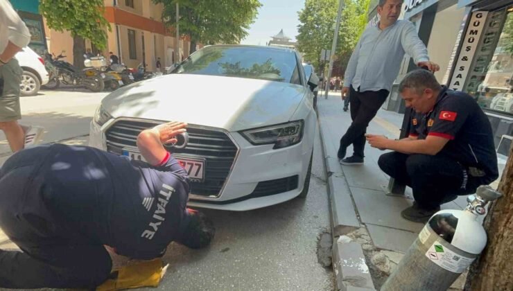Bir arabadan çıkıp başka arabaların altına giren kedi itfaiyecilere zor anlar yaşattı
