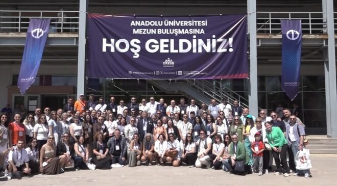 Bir araya gelen Anadolu Üniversitesi mezunları hasret giderdi