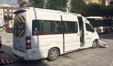 Biri işçi servisi toplam 4 aracın karıştığı kazada 9 kişi yaralandı
