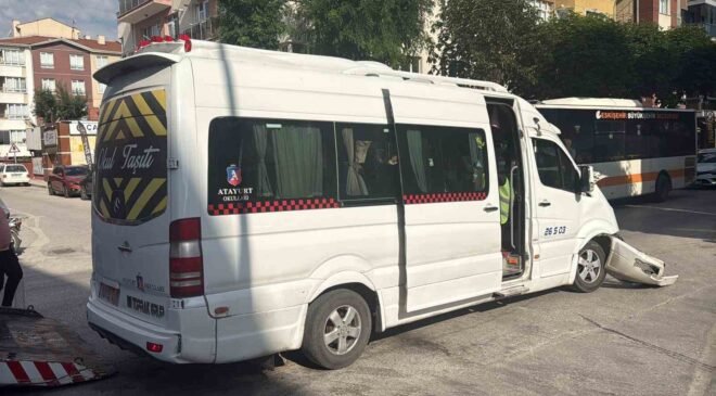 Biri işçi servisi toplam 4 aracın karıştığı kazada 9 kişi yaralandı