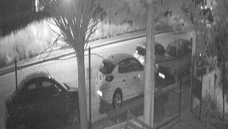 Boş caddede park halindeki araca çarptılar, arkalarına dahi bakmadılar
