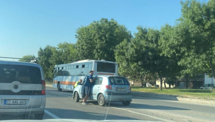 Bozulan aracı polis iterek kenara çekti