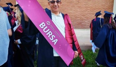 Bursa’nın aile hekimi Dr. Ahmet Kartal, 10’uncu diplomasını Eskişehir’de aldı