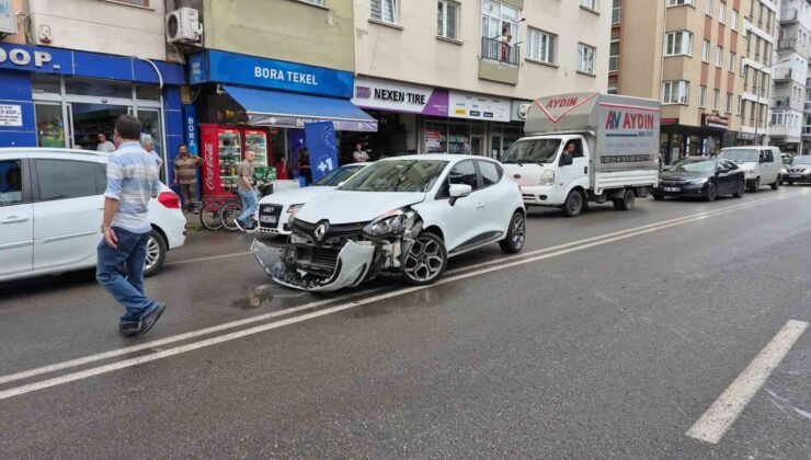 Caddede U dönüşü yapmaya çalışan otomobil motosikletle çarpıştı: 2 yaralı