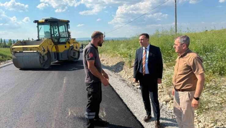 Çavdarhisar’da İlcikören bağlantı yolunda asfalt çalışmaları yerinde incelendi