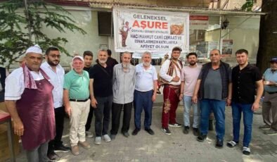 Cemaat ve esnaflar imece usulü ile hazırladığı  2 bin kap aşureyi dağıttı