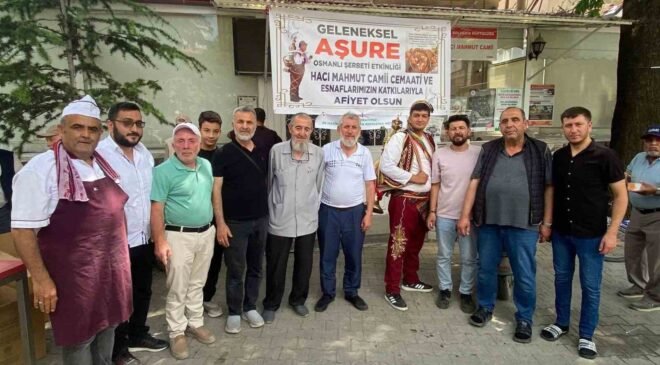 Cemaat ve esnaflar imece usulü ile hazırladığı  2 bin kap aşureyi dağıttı