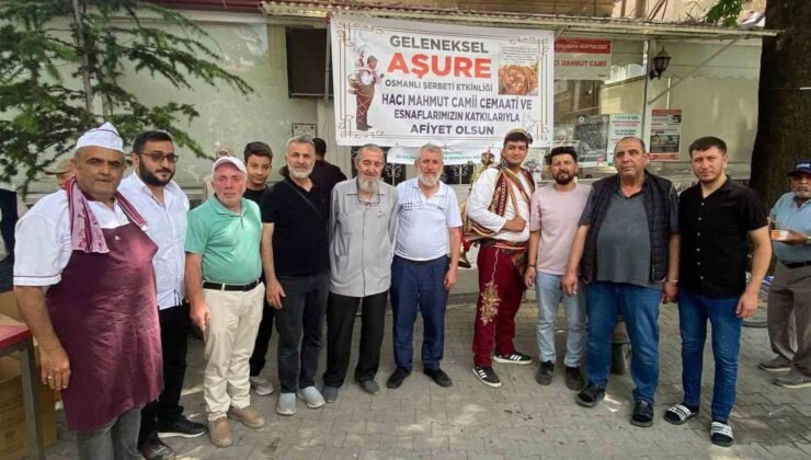 Cemaat ve esnaflar imece usulü ile hazırladığı  2 bin kap aşureyi dağıttı