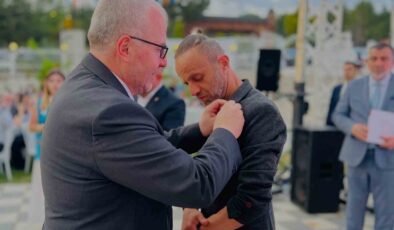 CHP Milletvekili Yaşar Tüzün’ün yeğeni ile eski danışmanı AK Parti’ye geçti