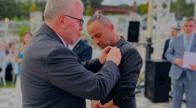 CHP Milletvekili Yaşar Tüzün’ün yeğeni ile eski danışmanı AK Parti’ye geçti