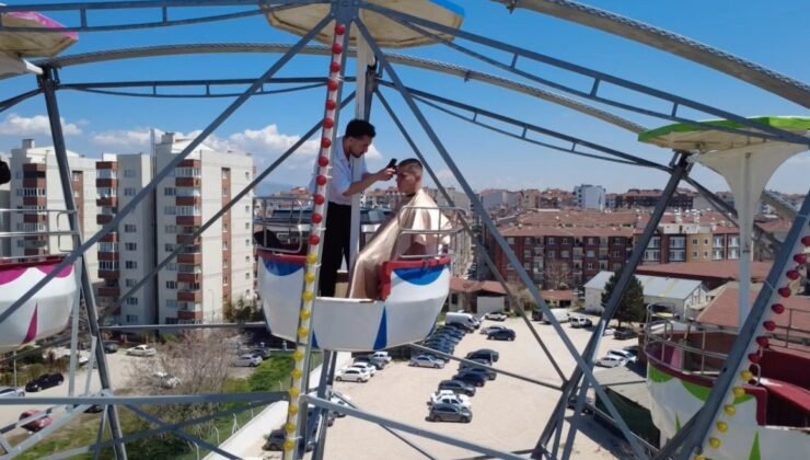 Dönme dolabın zirvesinde macera dolu saç kesimi