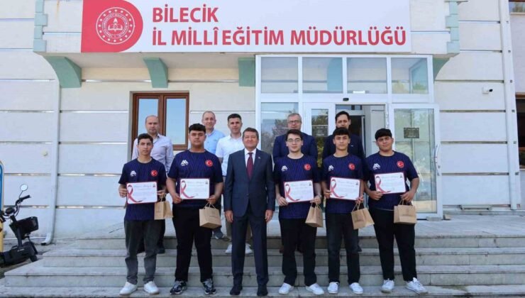 Dünya şampiyonlarına başarı belgeleri verildi