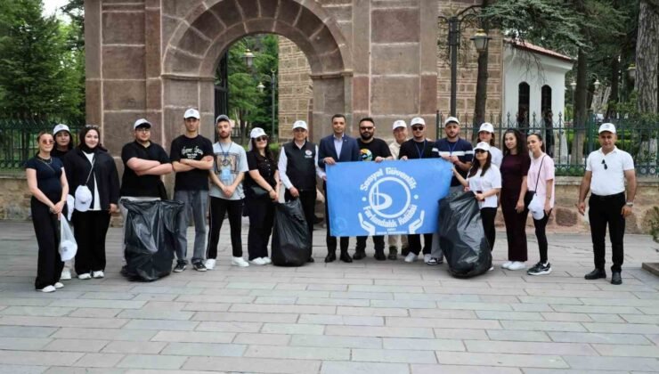 Ertuğrul Gazi Türbesi çevresinde poşet poşet çöp toplandı