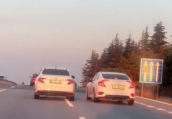 Eskişehir- Bursa yolunda birbirini sıkıştıran 2 araç trafiği tehlikeye attı