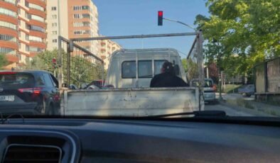 Eskişehir’de kamyonet kasasında tehlikeli yolculuk