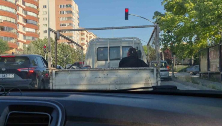 Eskişehir’de kamyonet kasasında tehlikeli yolculuk