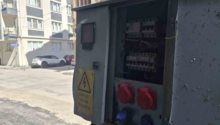 Eskişehir’de kapağı açık bırakılan elektrik panosu korkutuyor