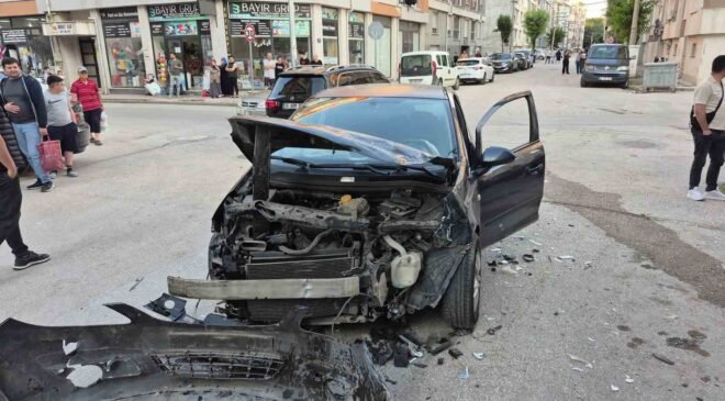 Eskişehir’de kavşakta 2 araç çarpıştı: 2 yaralı