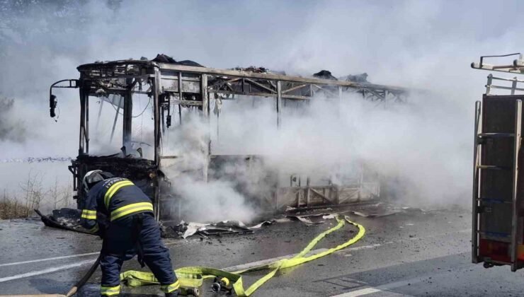 Eskişehir’de seyir halindeki belediye otobüsü yanarak kullanılamaz hale geldi