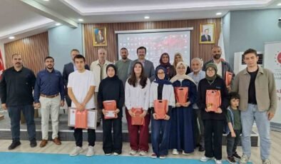 Eskişehir’de umre ödüllü bilgi yarışmasının kazananları ödüllerine kavuştu