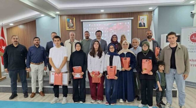Eskişehir’de umre ödüllü bilgi yarışmasının kazananları ödüllerine kavuştu