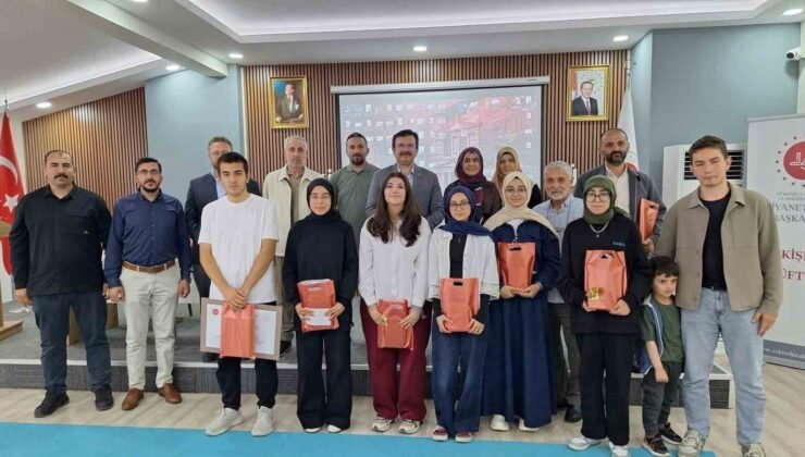 Eskişehir’de umre ödüllü bilgi yarışmasının kazananları ödüllerine kavuştu