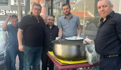 Eskişehir’de yaşayan Aşağı Piribeyli köylüleri vatandaşlara aşure ikramında bulundu