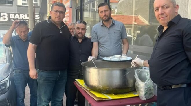 Eskişehir’de yaşayan Aşağı Piribeyli köylüleri vatandaşlara aşure ikramında bulundu