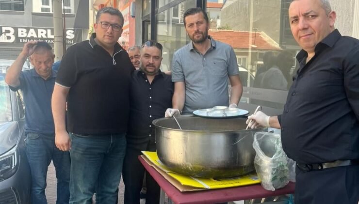 Eskişehir’de yaşayan Aşağı Piribeyli köylüleri vatandaşlara aşure ikramında bulundu