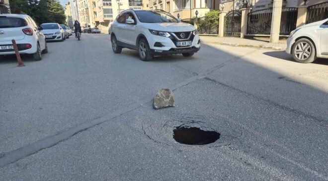 Eskişehir’de yol çöktü, sürücüler zor anlar yaşadı