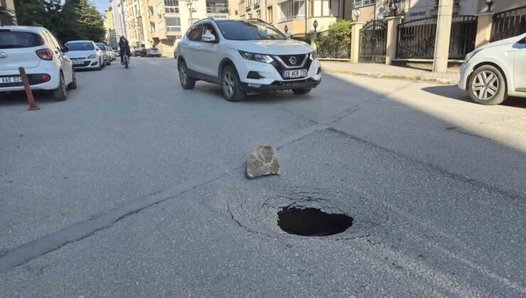 Eskişehir’de yol çöktü, sürücüler zor anlar yaşadı