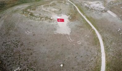 Eskişehirli gençler Milli Takıma destek için dağa Türk Bayrağı nakşetti