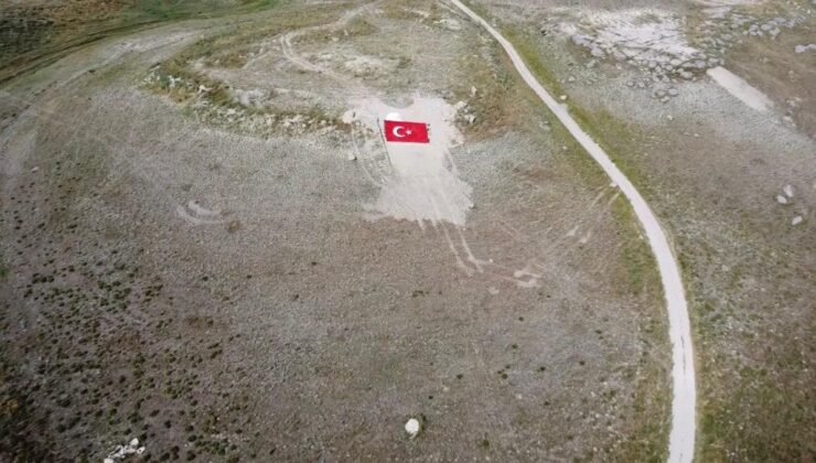 Eskişehirli gençler Milli Takıma destek için dağa Türk Bayrağı nakşetti