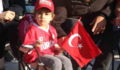 Eskişehirliler 24 yıl sonra millilerin Dünya Kupası coşkusunu sabahın erken saatlerinde yaşadı