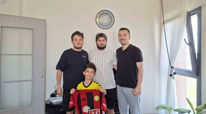 Eskişehirspor’un minik kahramanına Üni Nefer’den anlamlı ziyaret