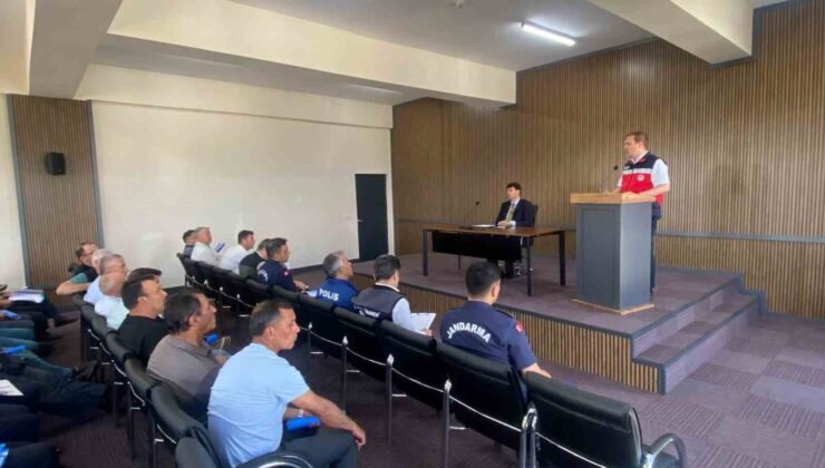 Gediz’de biçerdöver hizmetleri ve anız yangınlarına karşı bilgilendirme toplantısı