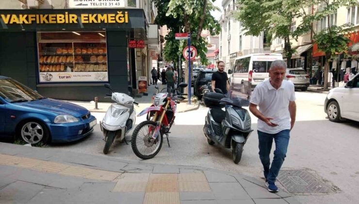 Görme engelli yolunu işgal etti