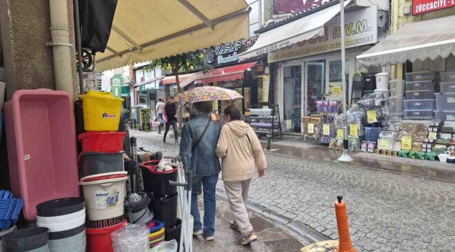 Gün boyu havanın sıcak olduğu Eskişehir’de yağışlar etkisini gösterdi